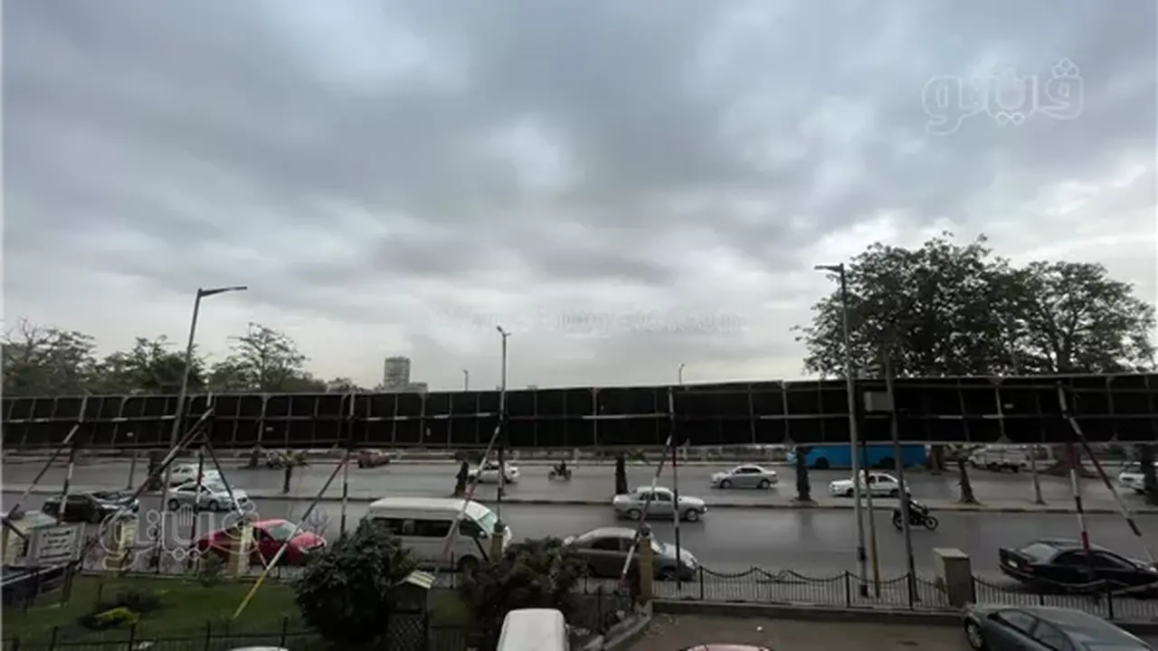 توقعات بتقلبات جوية وأمطار محتملة مع سيطرة السحب الغائمة على أغلب الأنحاء